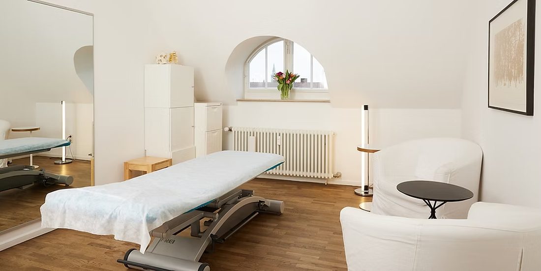 Startseite 1 Heller Behandlungsraum der Praxis für Osteopathie in München