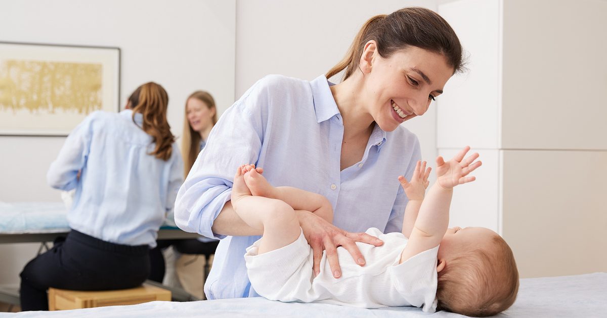 Startseite 2 Kinderosteopathie in München: Osteopathin behandelt ein Baby