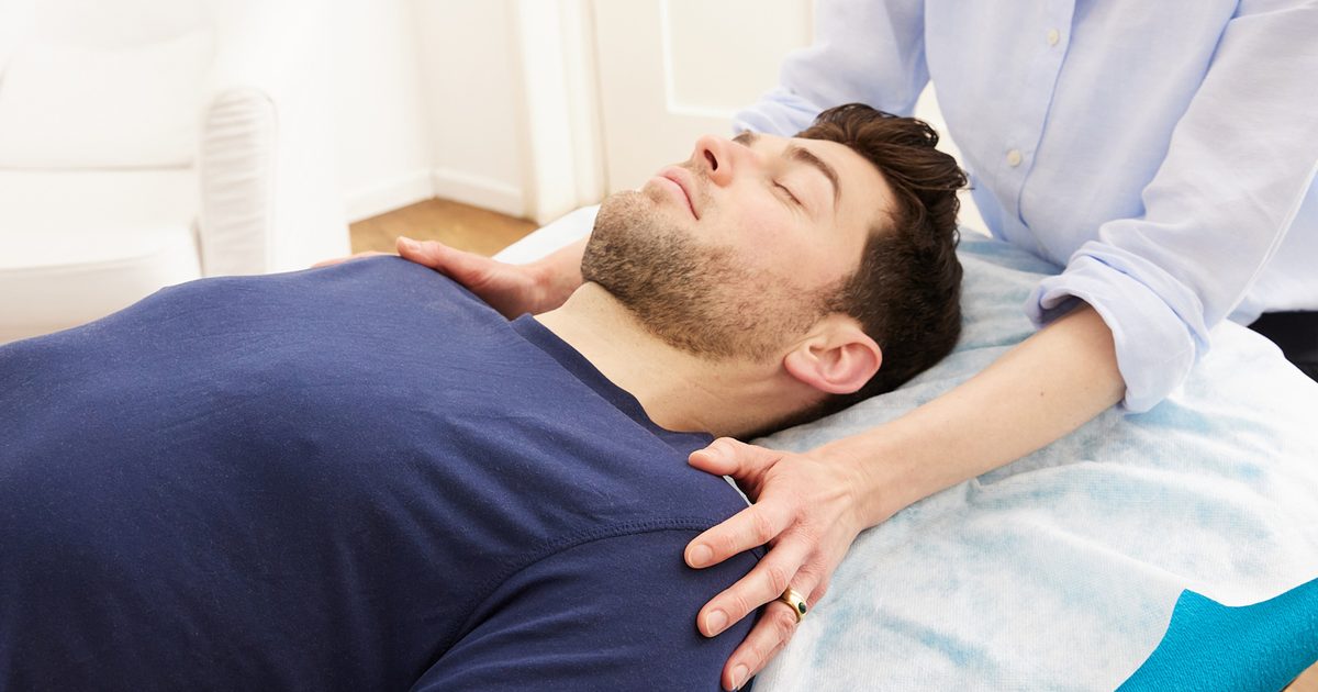 Startseite 5 Osteopathie bei Rückenschmerzen: Behandlung an Schultergürtel und Brustwirbelsäule