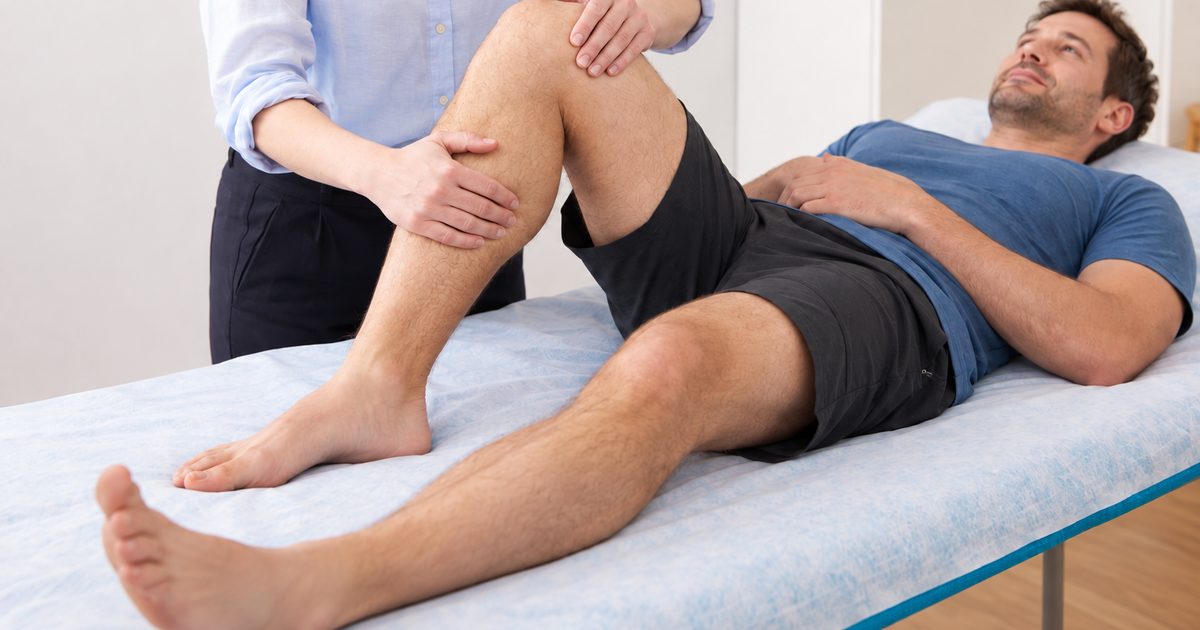 Startseite 4 Sportosteopathie in München: Behandlung am Knie eines Sportlers